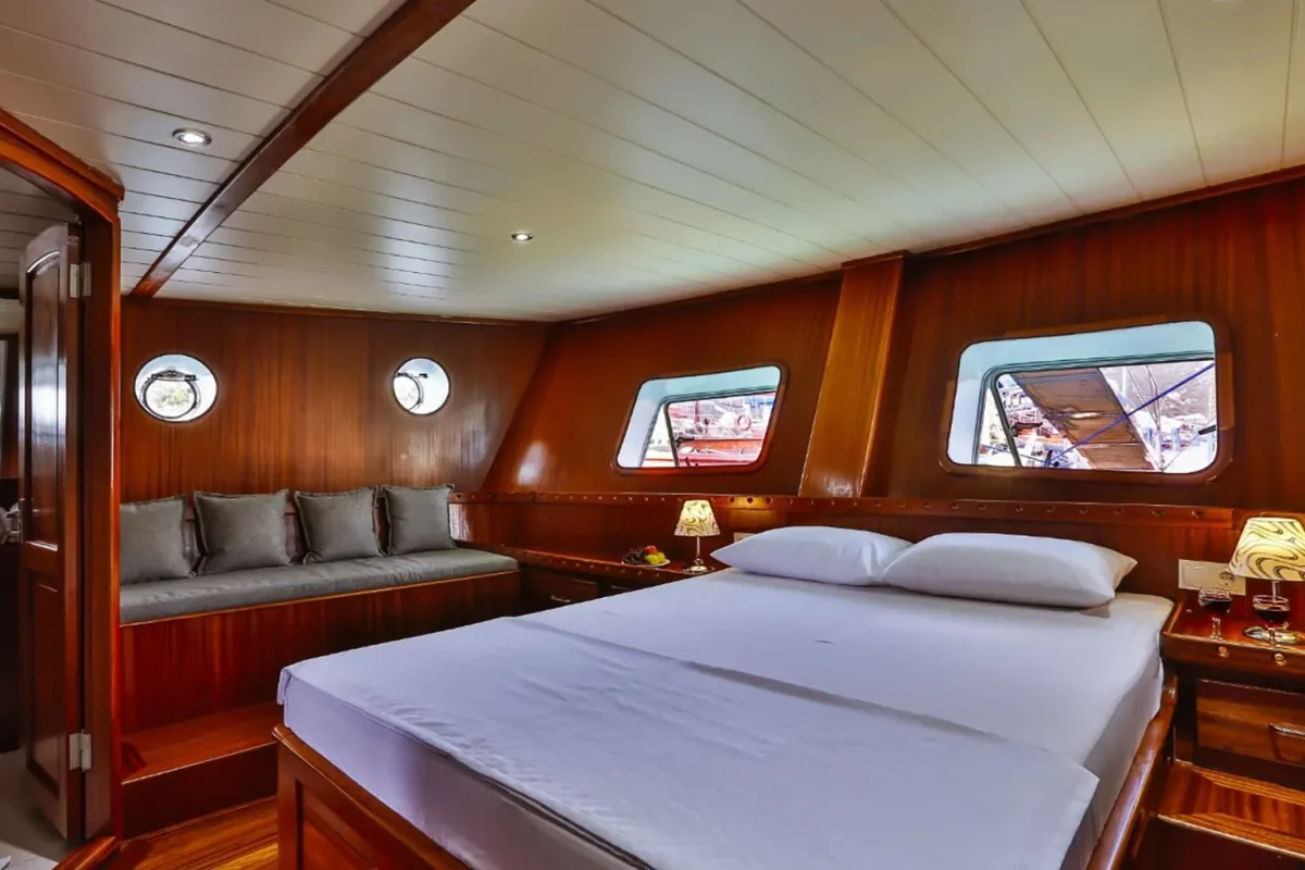 VICTORIA Master cabin.jpg