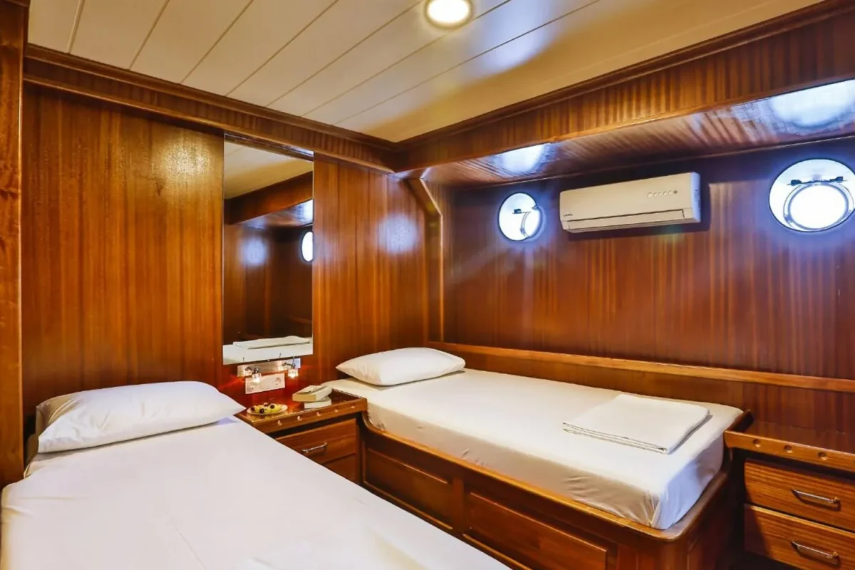 VICTORIA Twin cabin.jpg