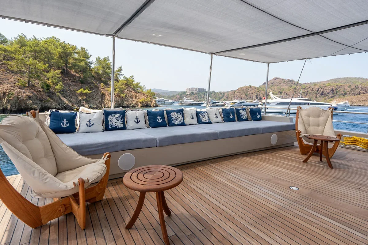 de love aft deck.jpg (1)