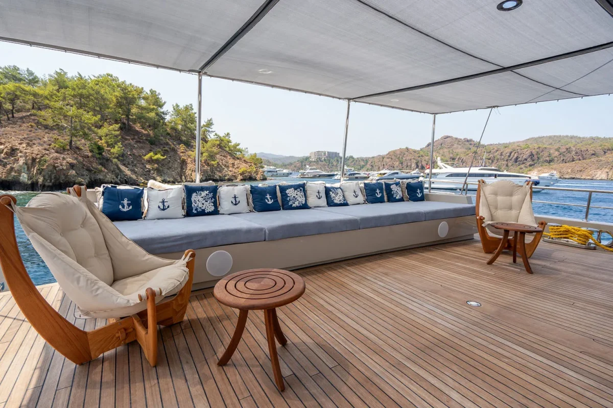 de love aft deck.jpg