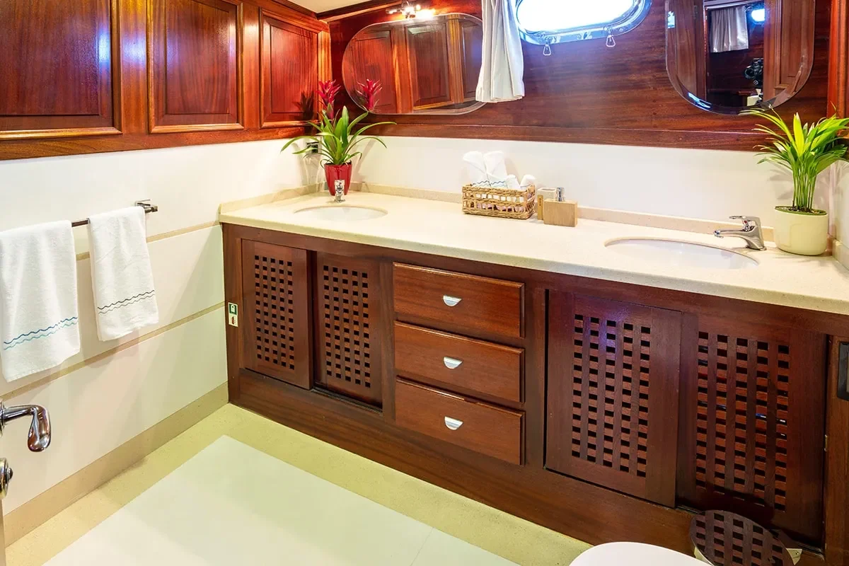 elianora bathroom.jpg