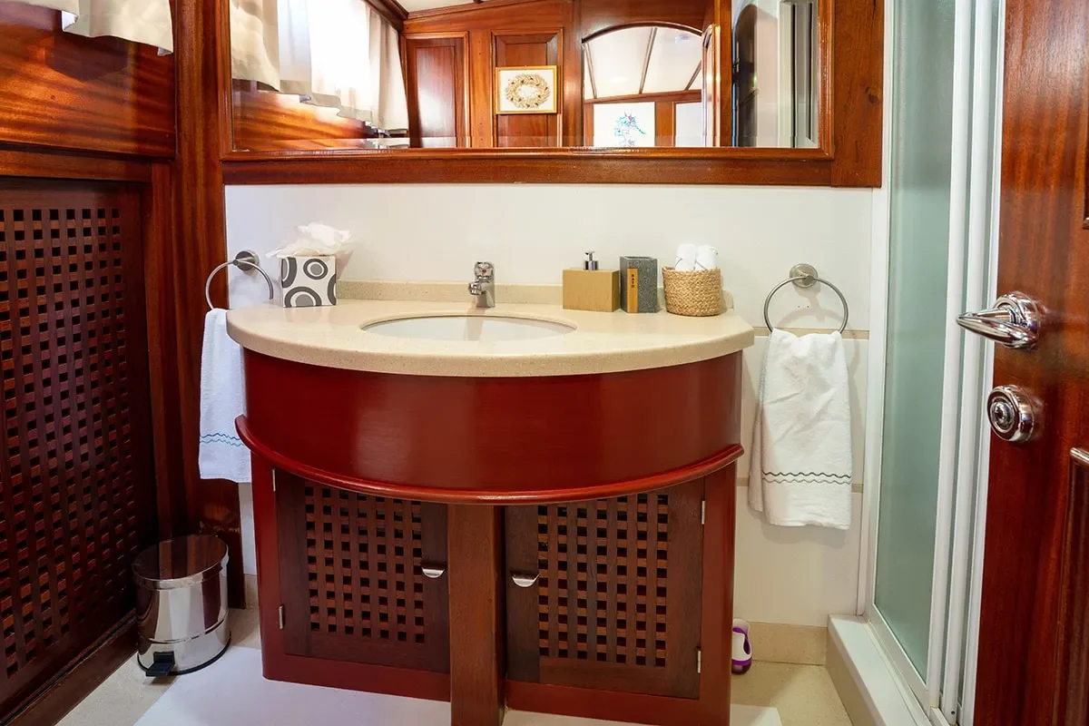 elianora bathroom 2.jpg