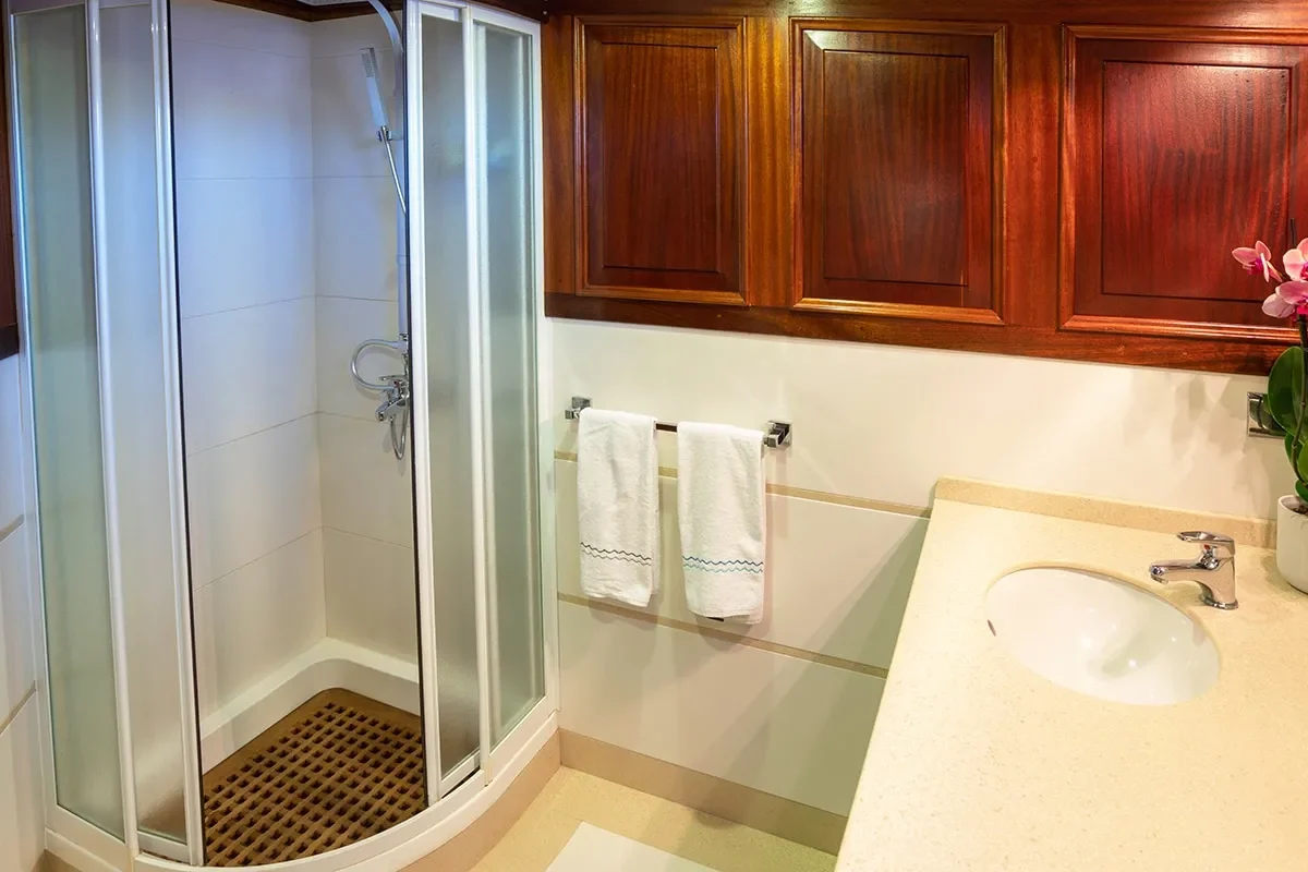 elianora bathroom 4.jpg