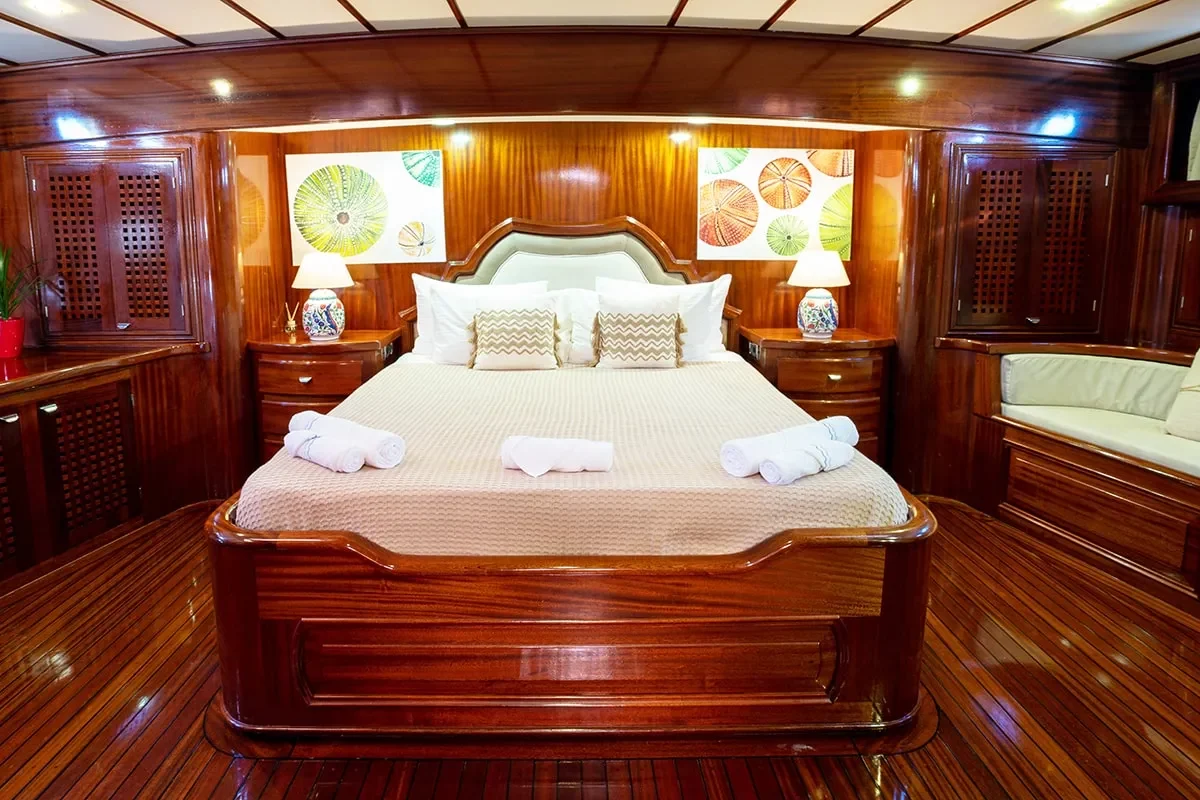 elianora master cabin 2.jpg