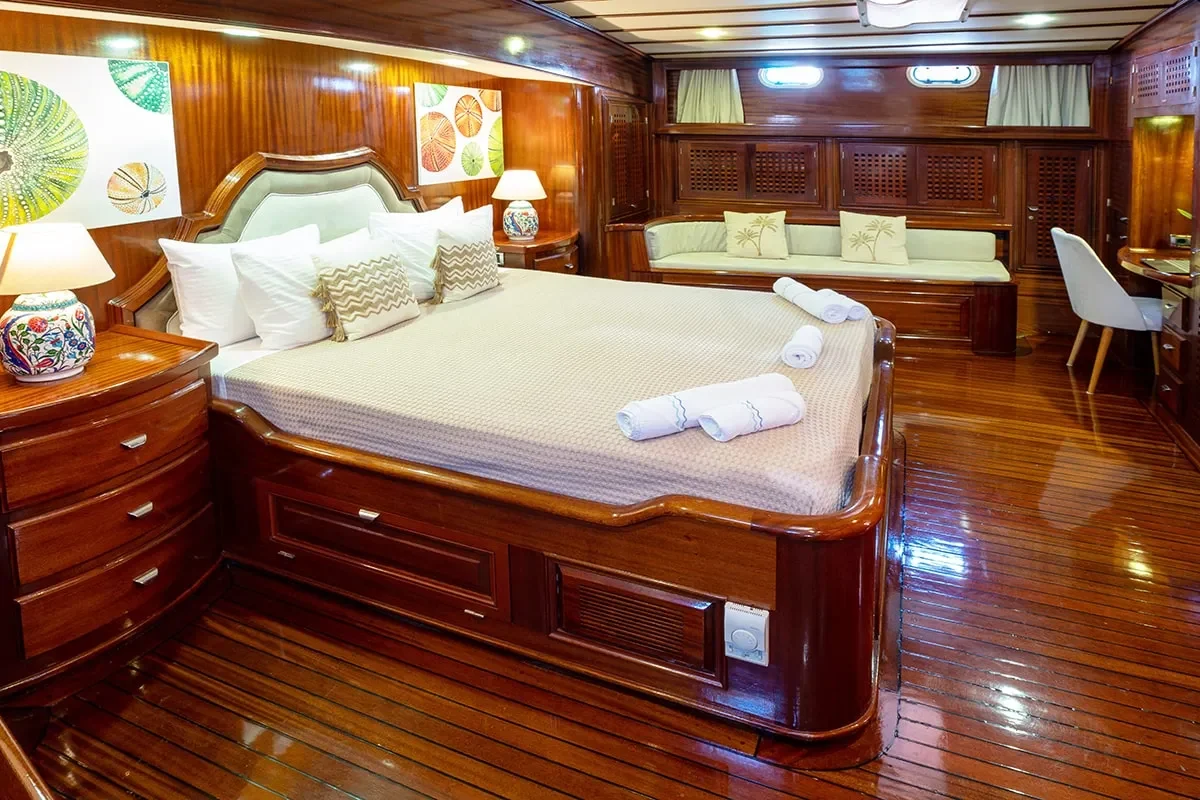 elianora master cabin 3.jpg