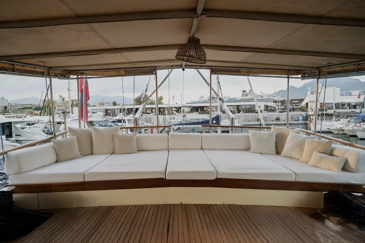 hande capo galera aft deck.jpg