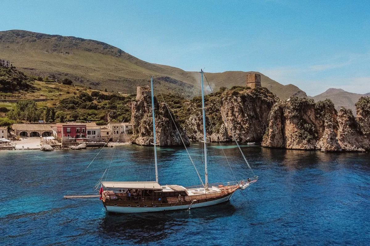hande capo galera anchored.jpg
