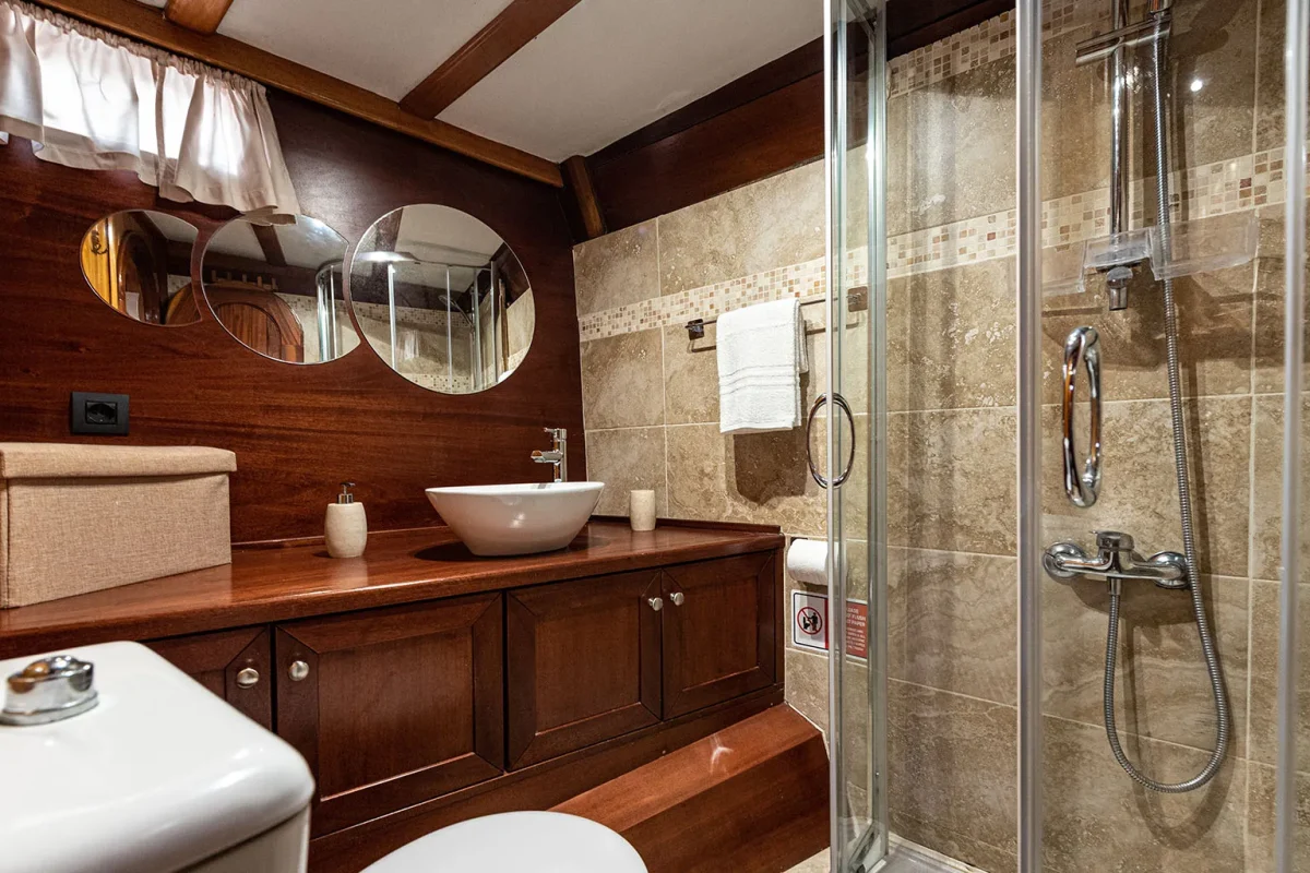 hande capo galera bathroom.jpg