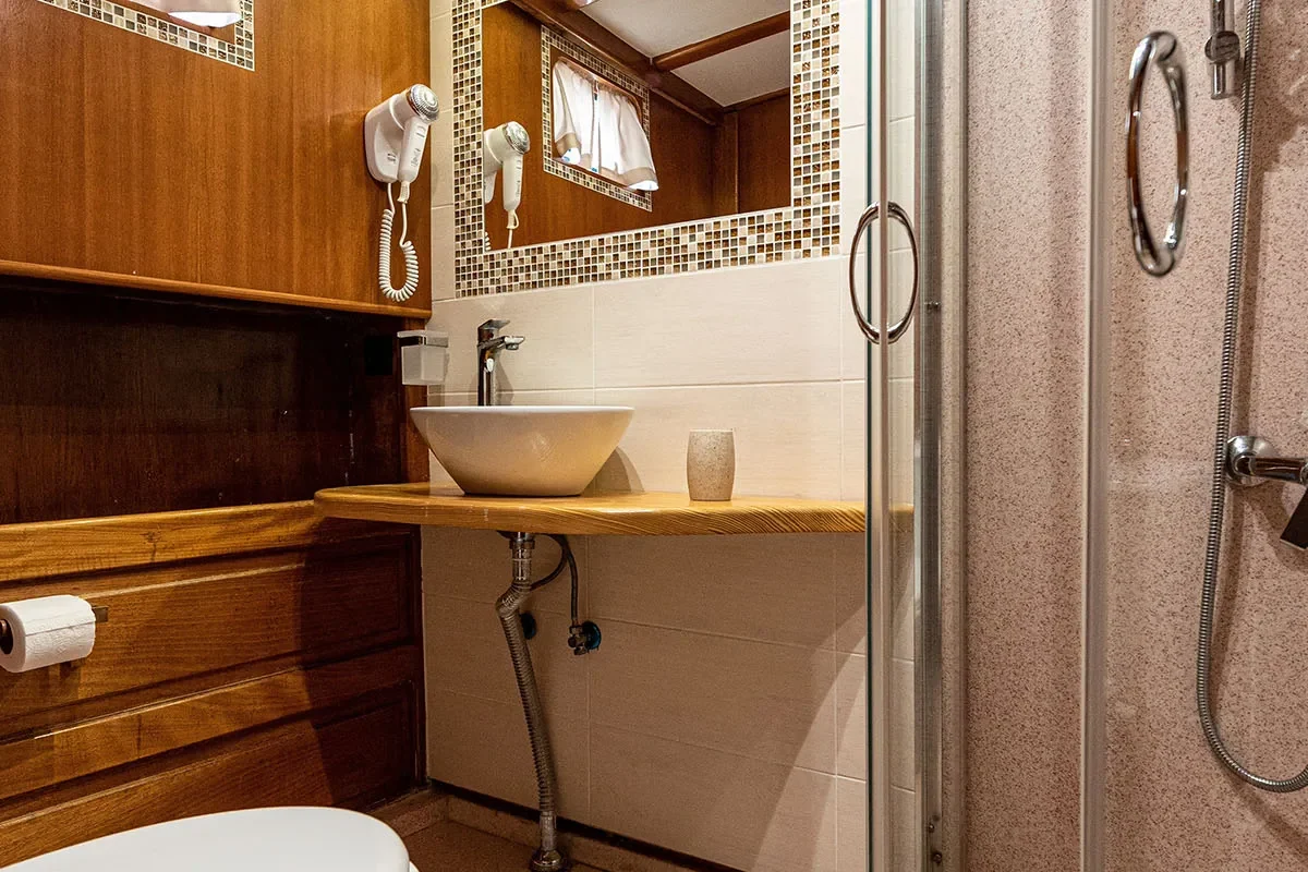 hande capo galera bathroom 2.jpg