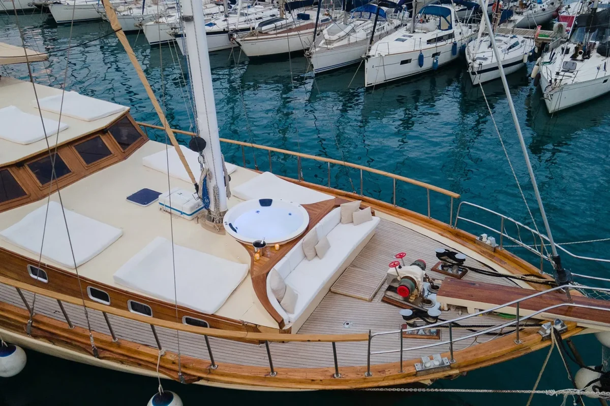 hande capo galera bow deck.jpg