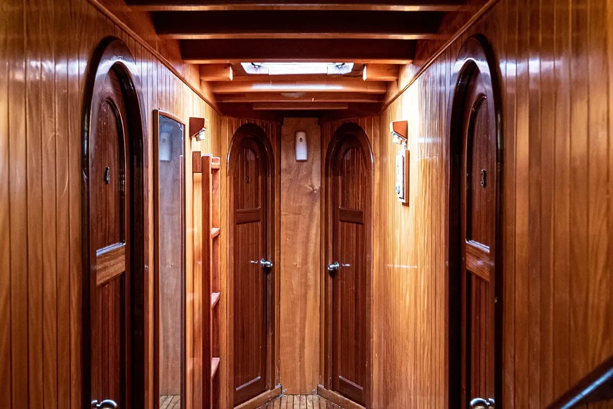 hande capo galera hallway.jpg