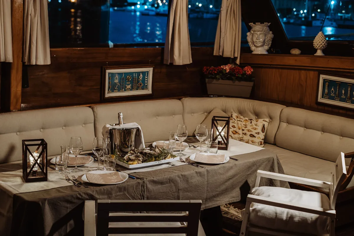 hande capo galera saloon.jpg