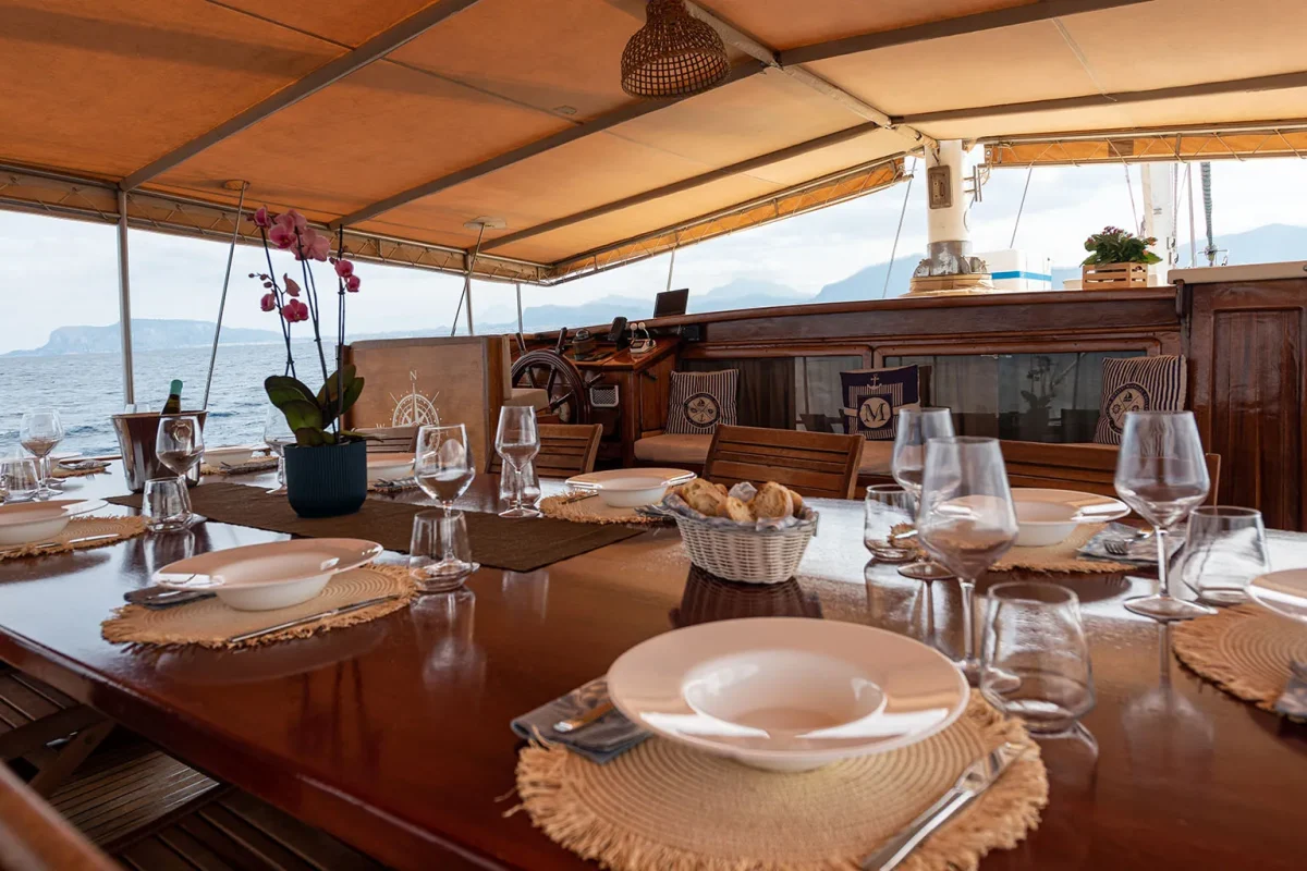 hande capo galera table decoration.jpg