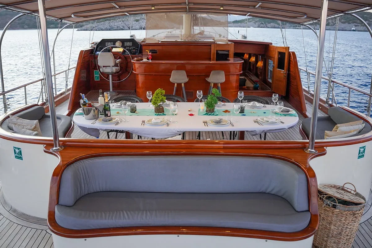 la bella vita aft deck 1.jpg (1)