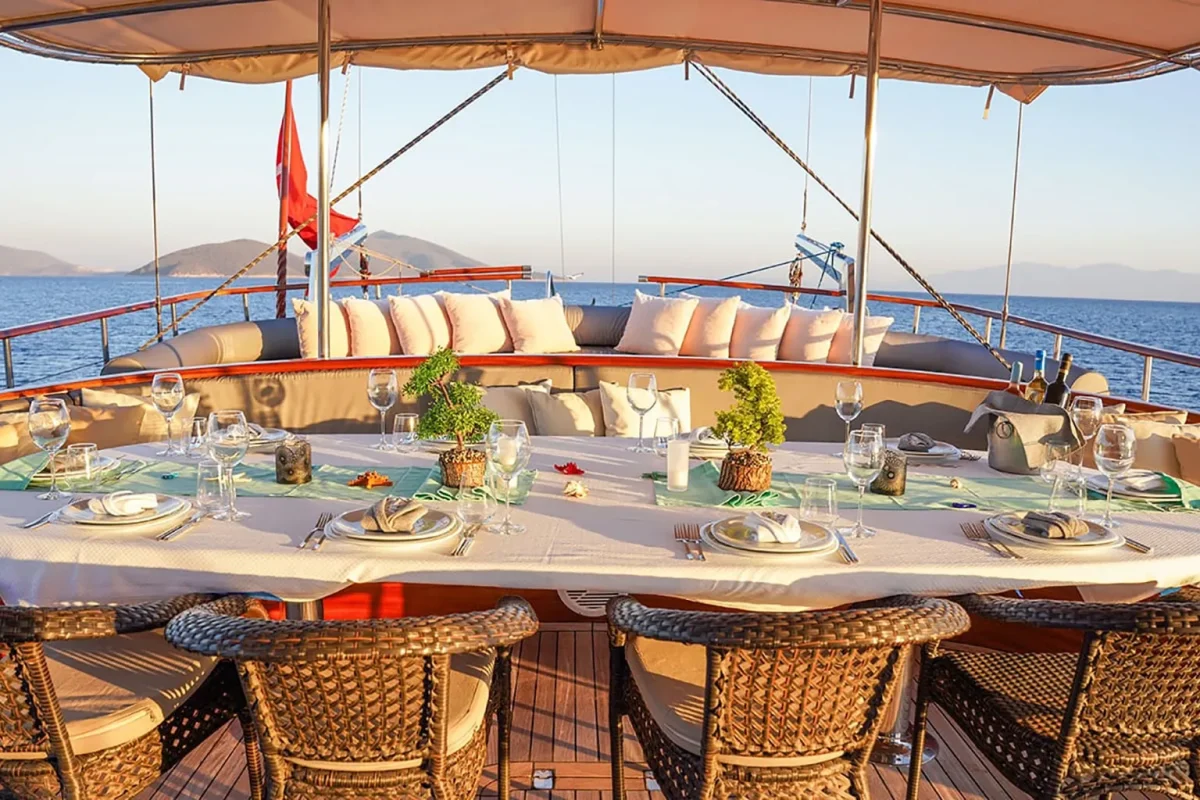 la bella vita aft deck 2.jpg