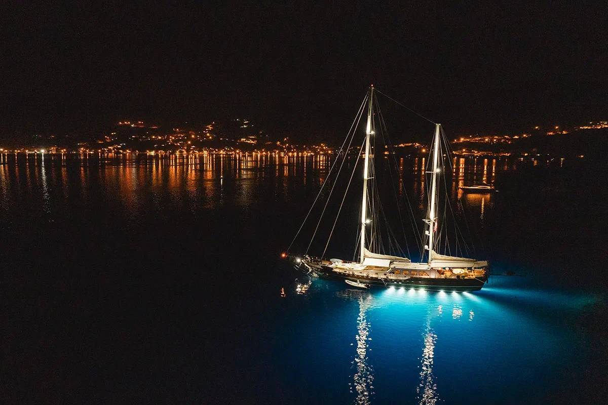 la bella vita at night 0.jpg (1)