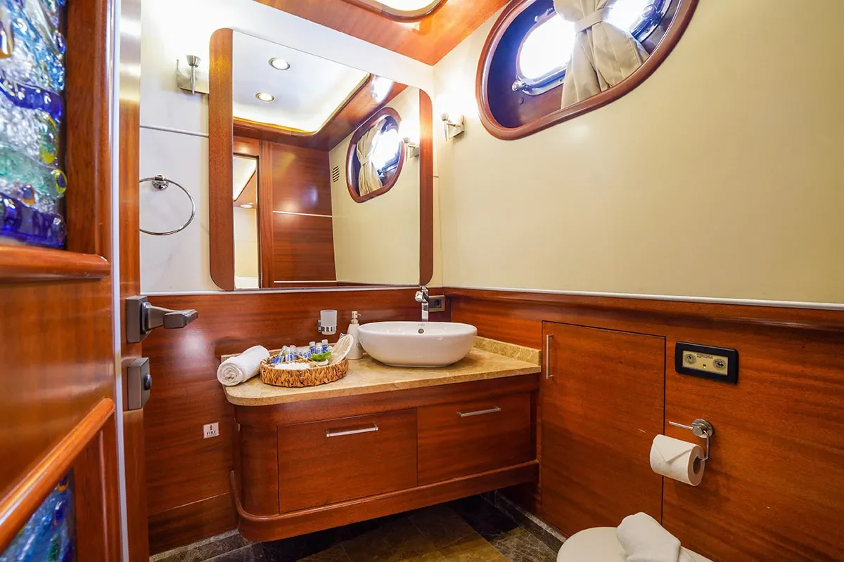 la bella vita bathroom 8.jpg