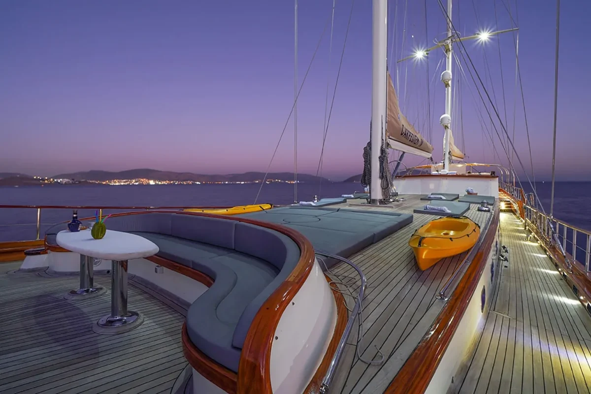 la bella vita bow deck 1.jpg