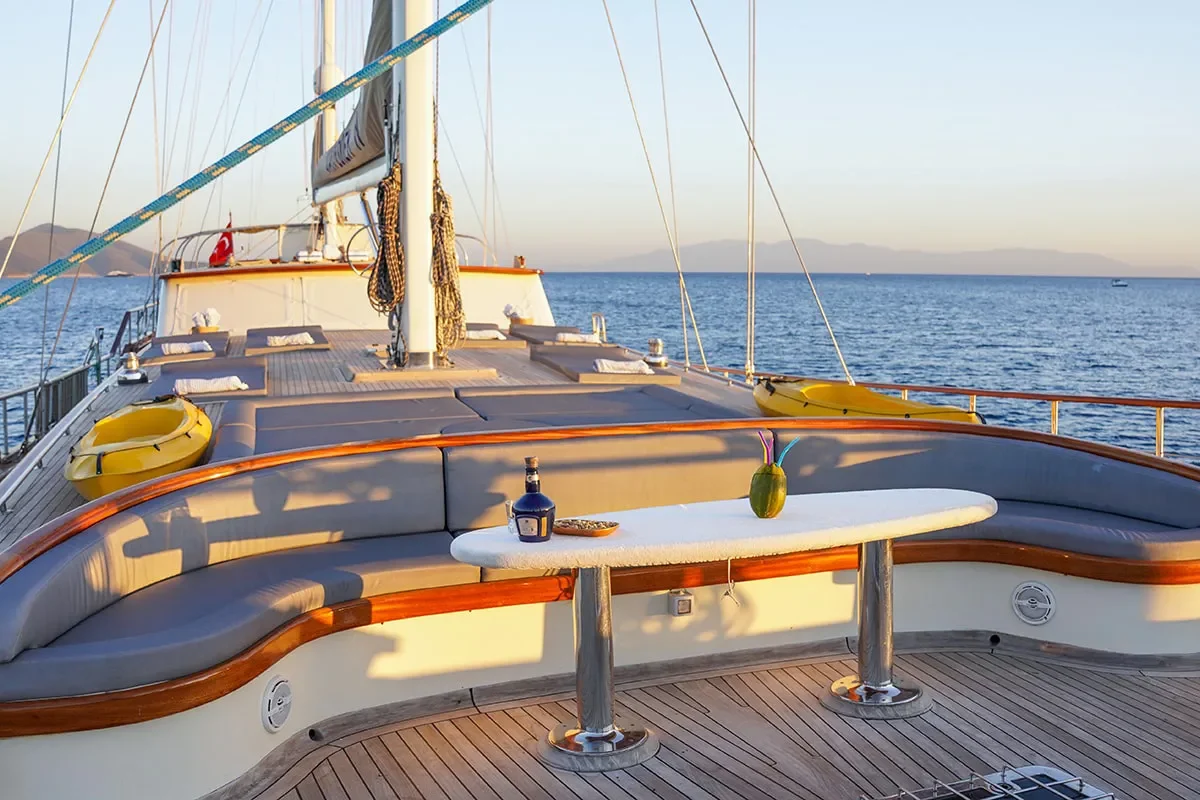 la bella vita bow deck 2 1.jpg