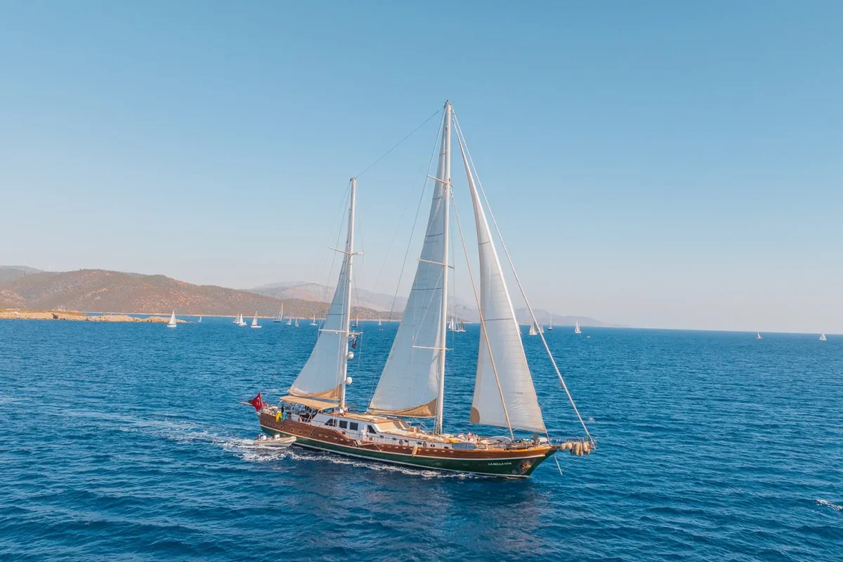 la bella vita sailing 1.jpg