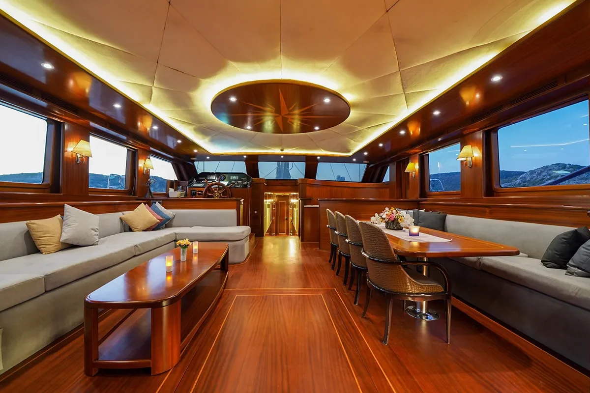 la bella vita saloon 1.jpg (1)