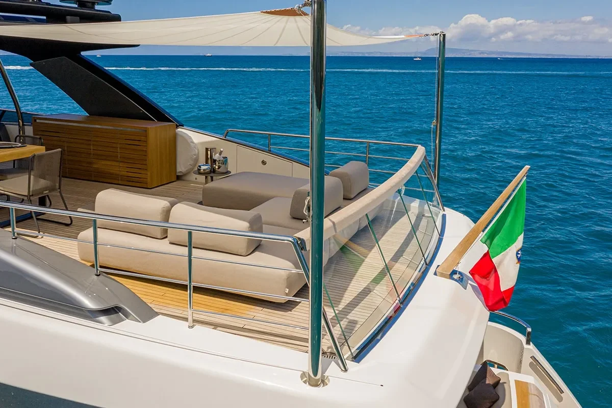 lucky flybridge 2.jpg (1)