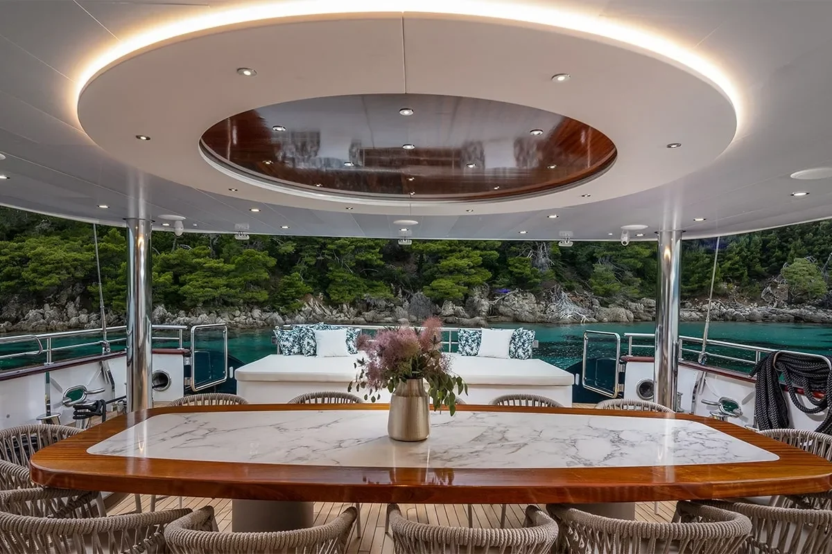 nocturno aft deck 2.jpg