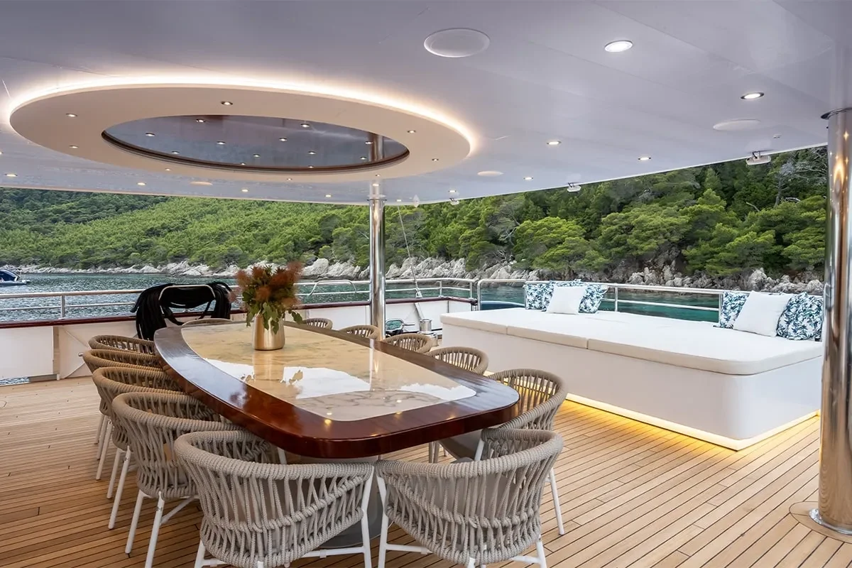 nocturno aft deck 3.jpg