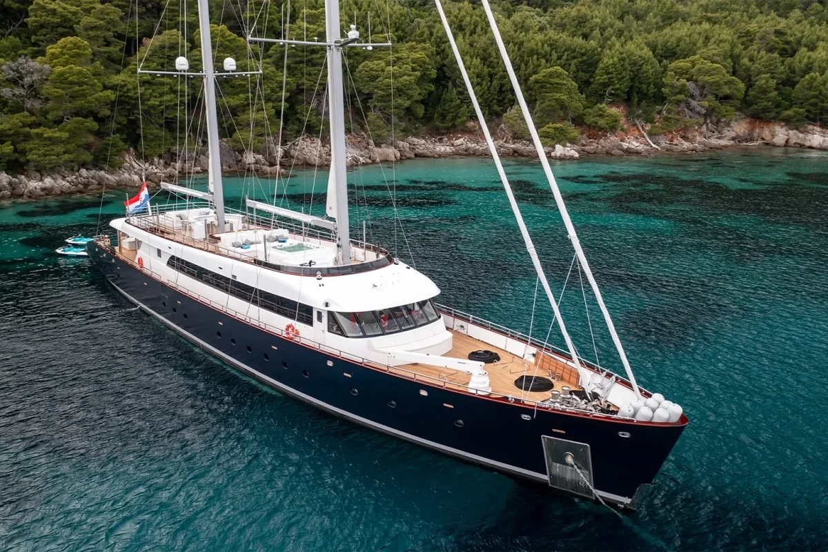 nocturno anchored 3.jpg