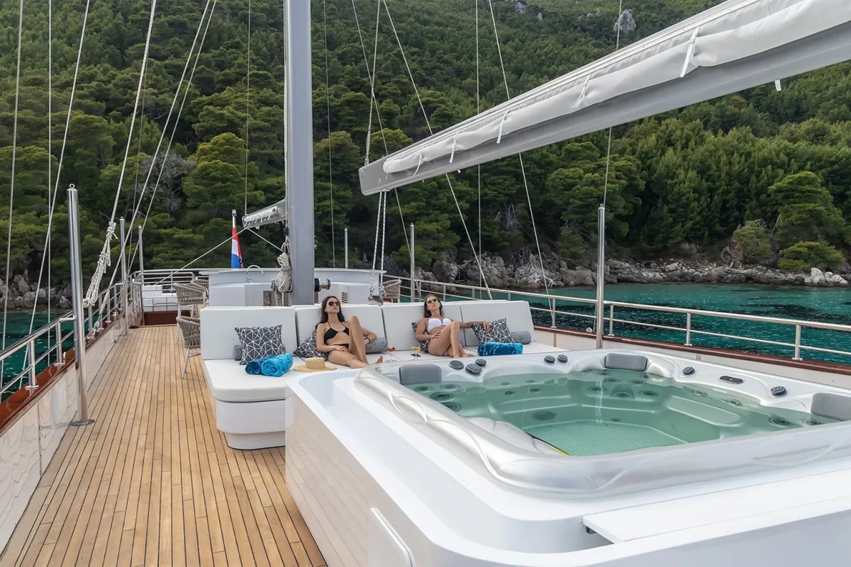 nocturno sun deck 0.jpg