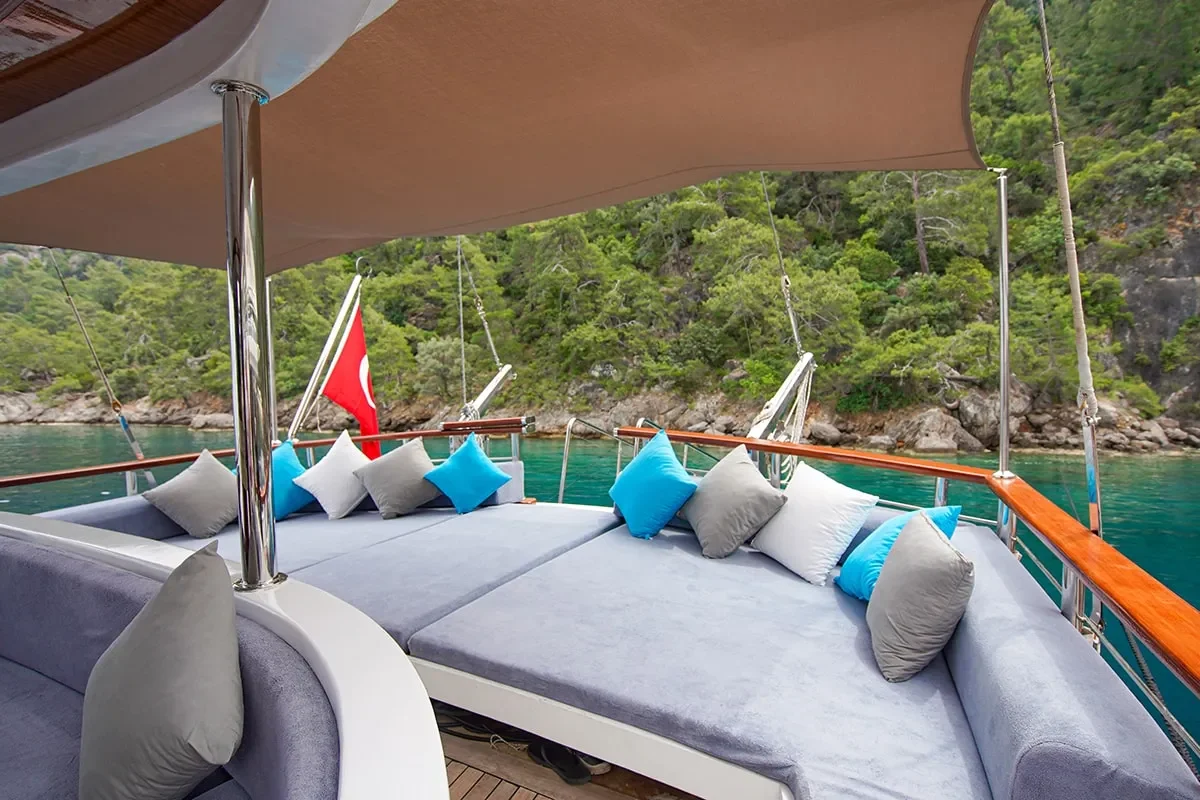 queen of rtt aft deck.jpg (1)