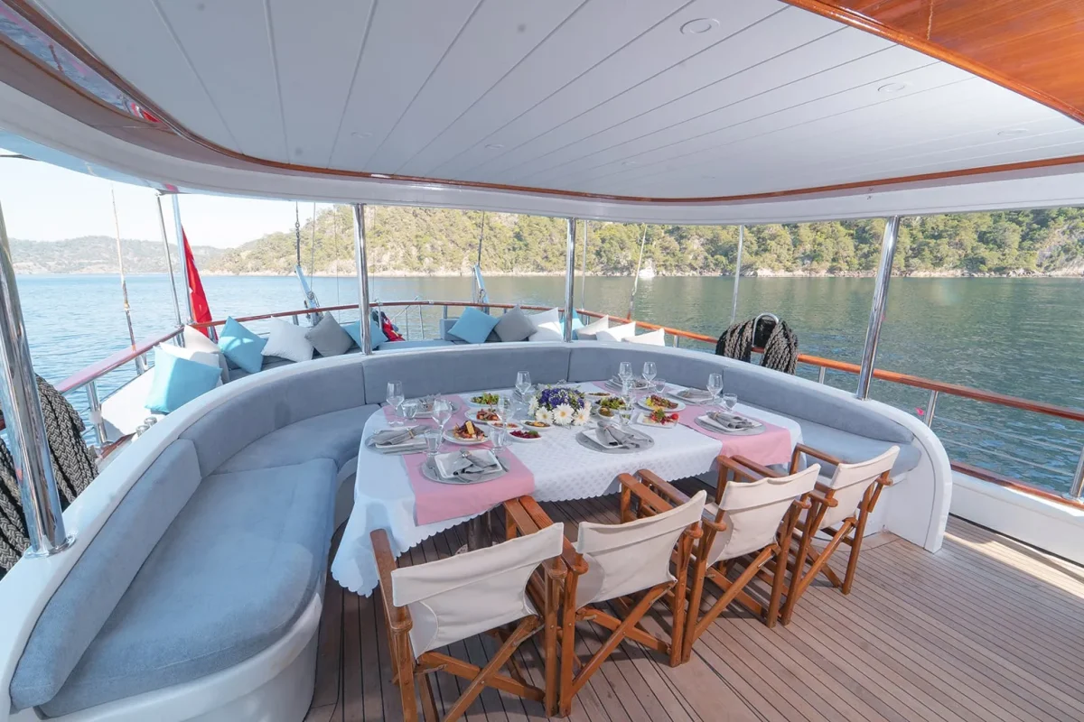 queen of rtt aft deck.jpg