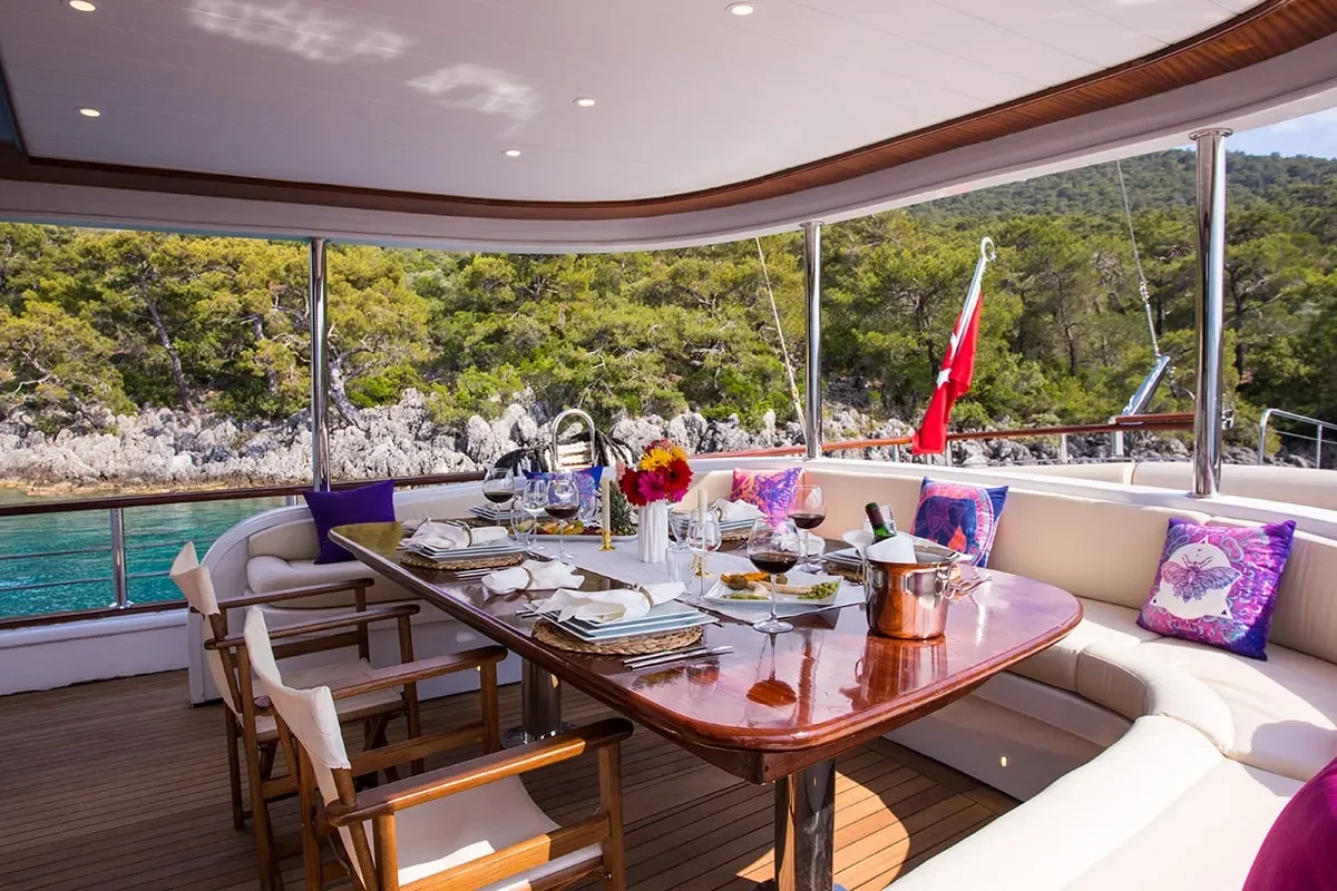 queen of rtt aft deck 2.jpg