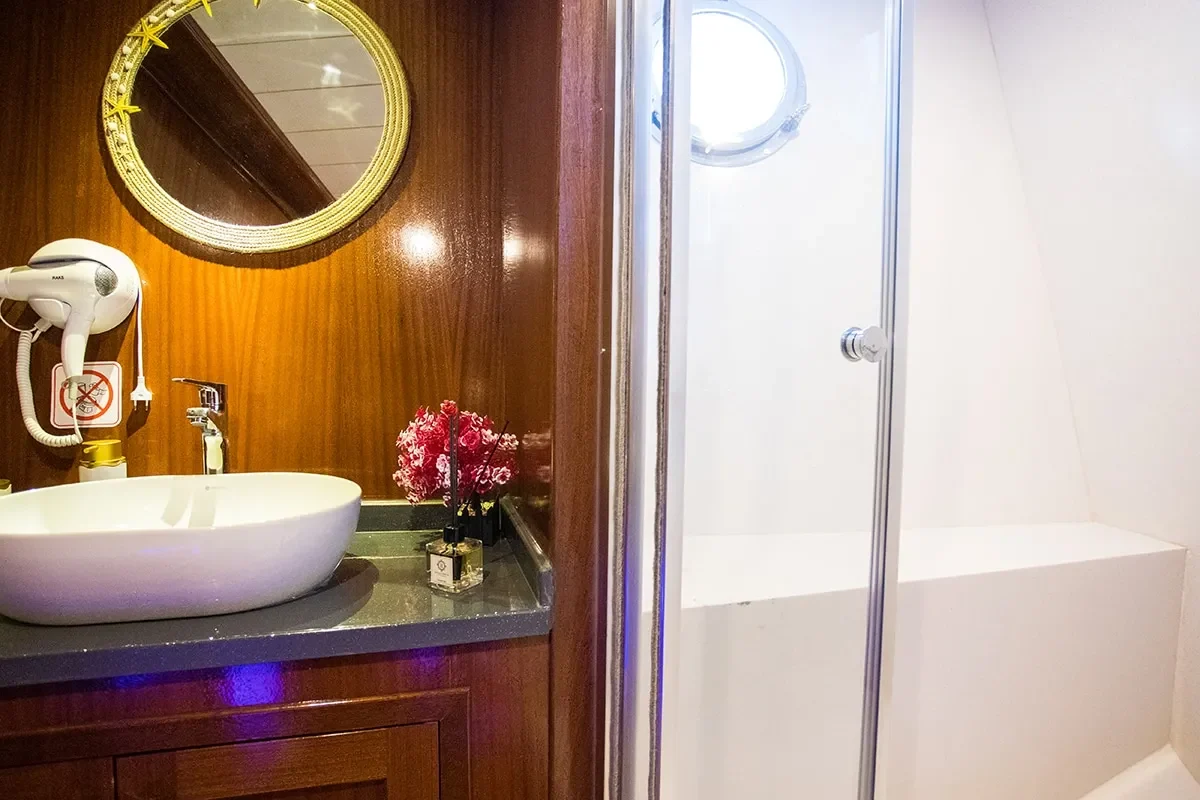 queen of rtt bathroom.jpg