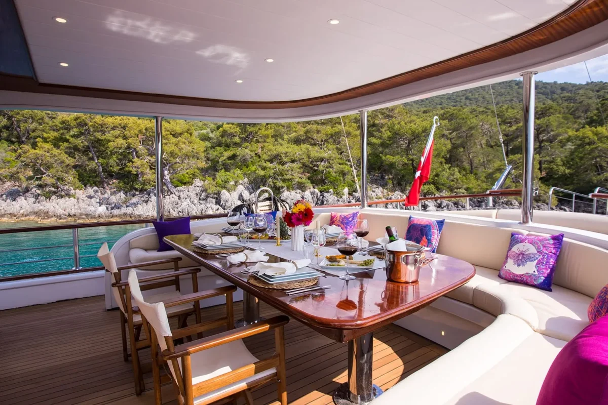 queen of rtt dinning area.jpg