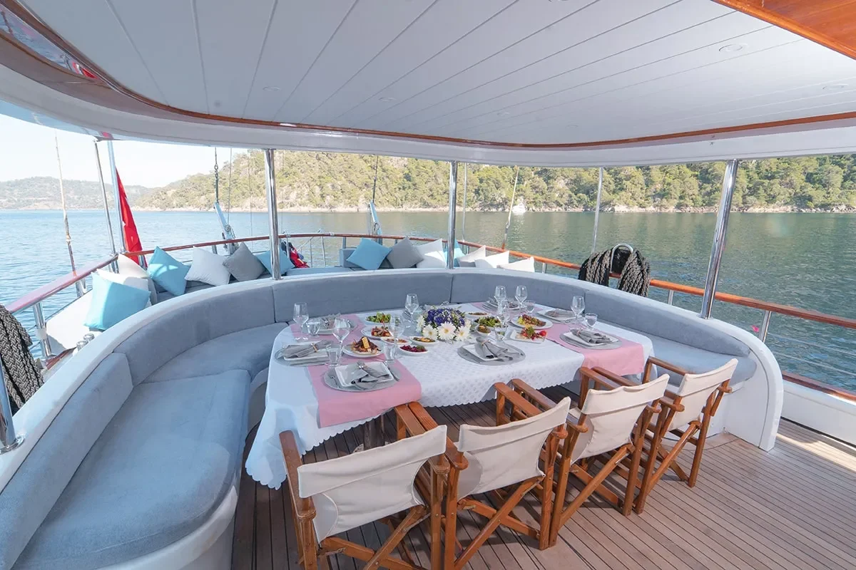 queen of rtt dinning area on aft deck.jpg