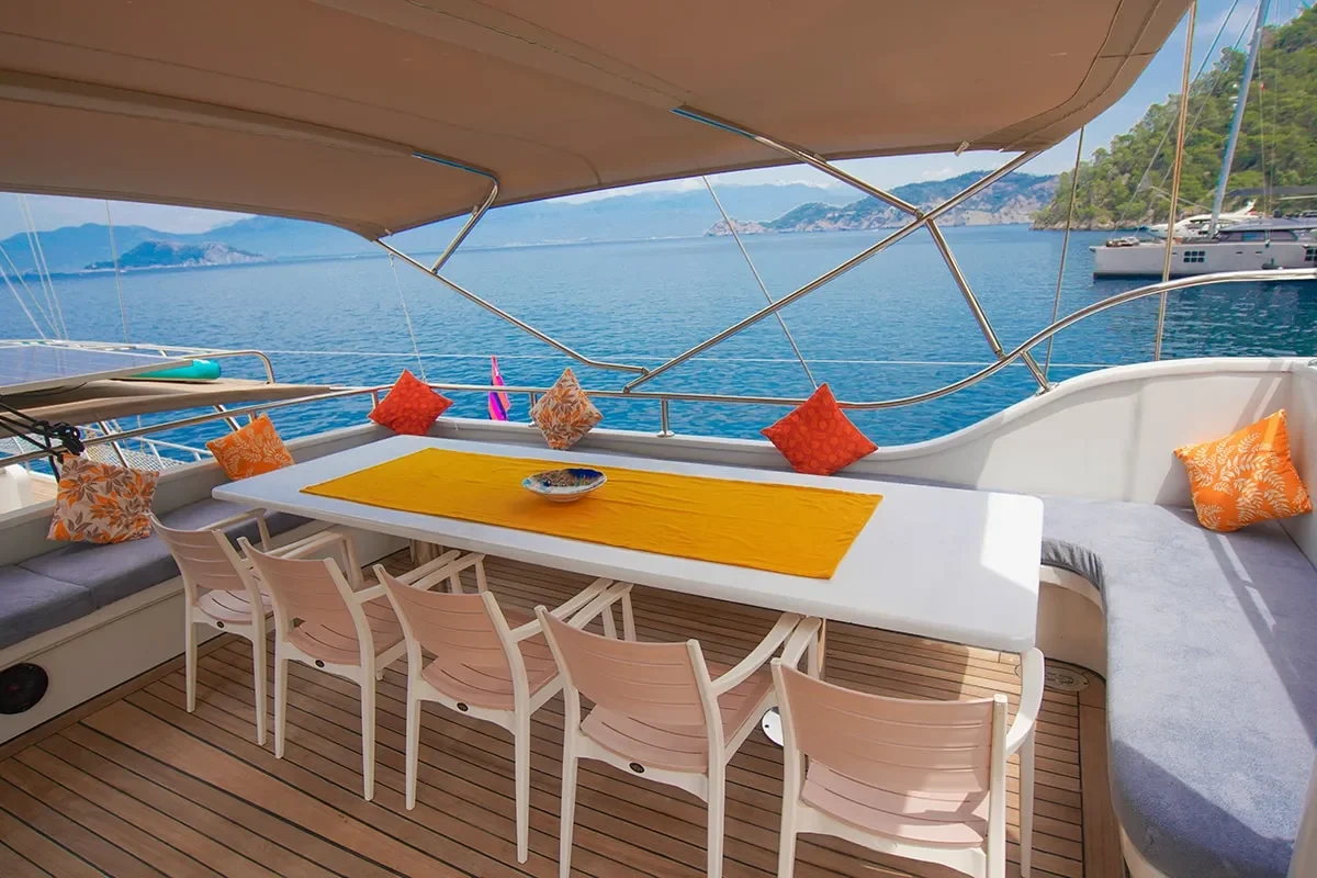 queen of rtt flybridge.jpg