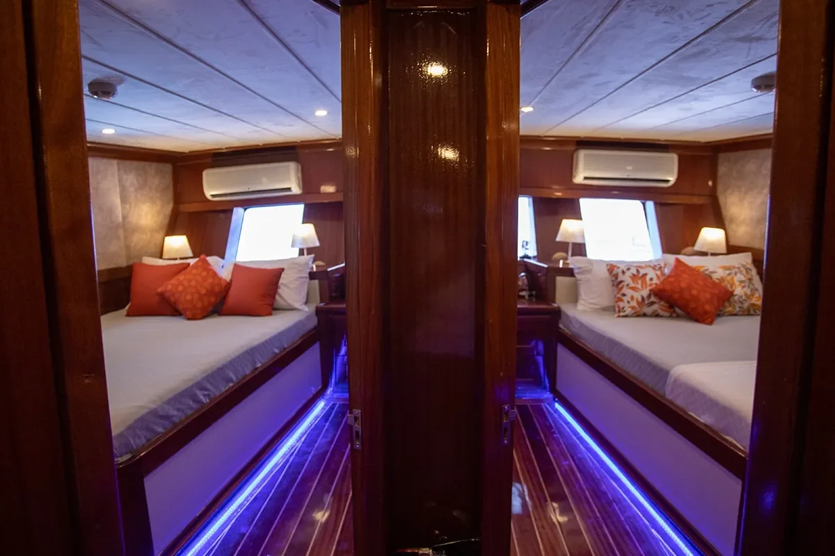 queen of rtt hallway.jpg