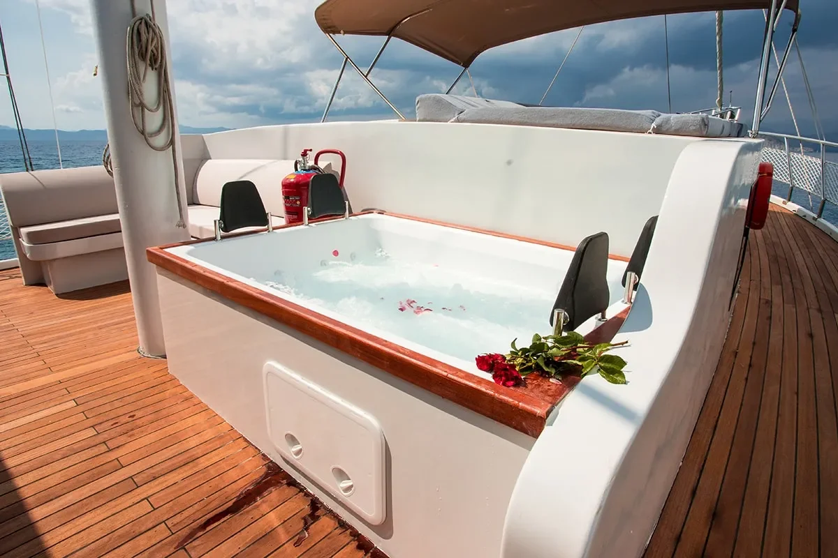 queen of rtt jacuzzi.jpg (1)