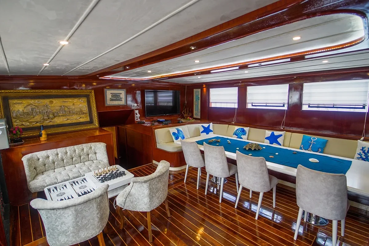 queen of rtt saloon.jpg (1)