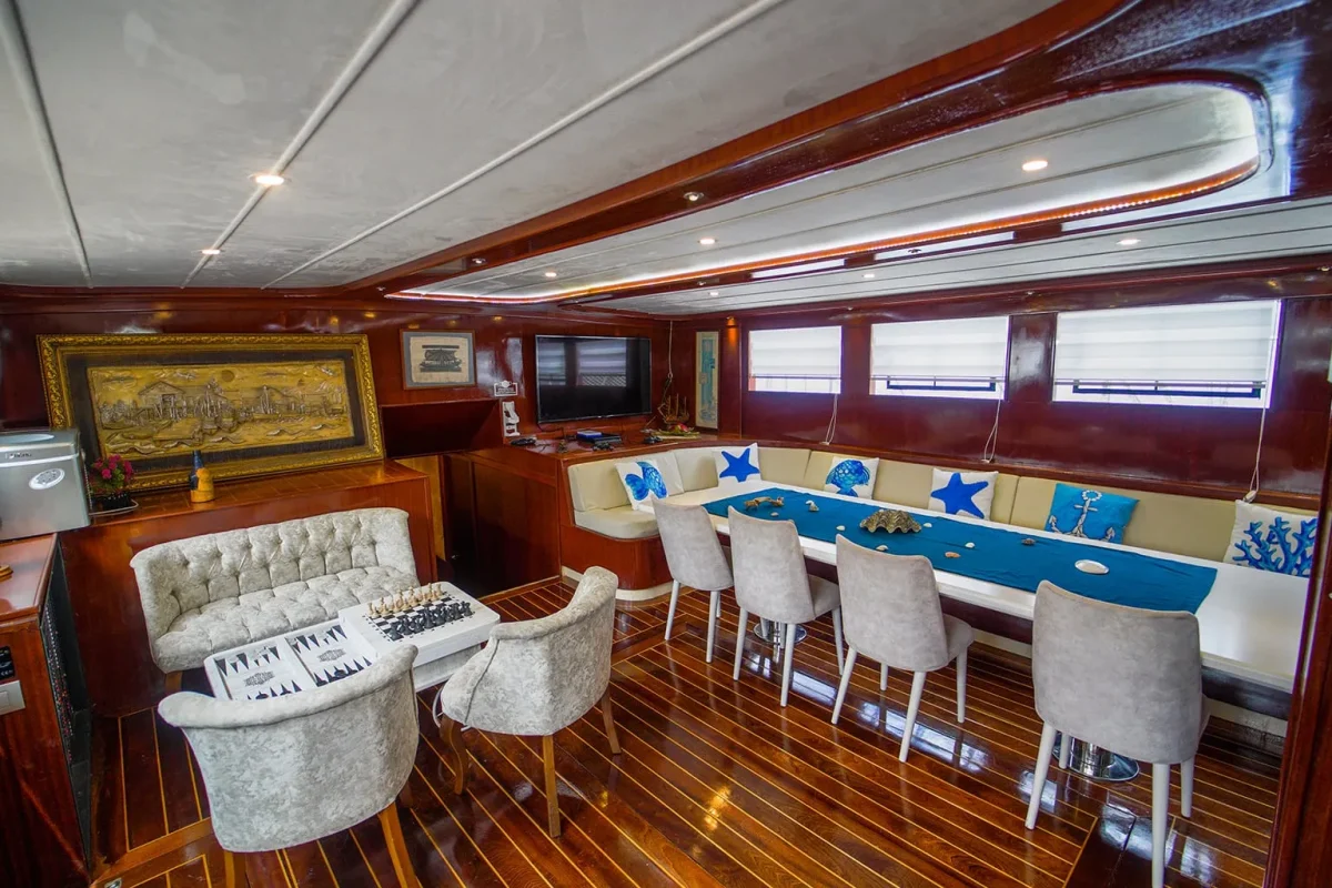 queen of rtt saloon.jpg