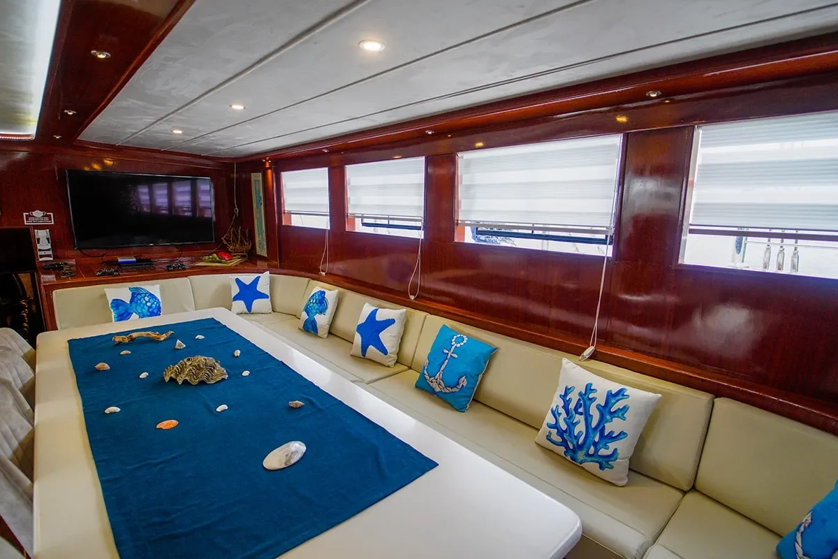 queen of rtt saloon 2.jpg