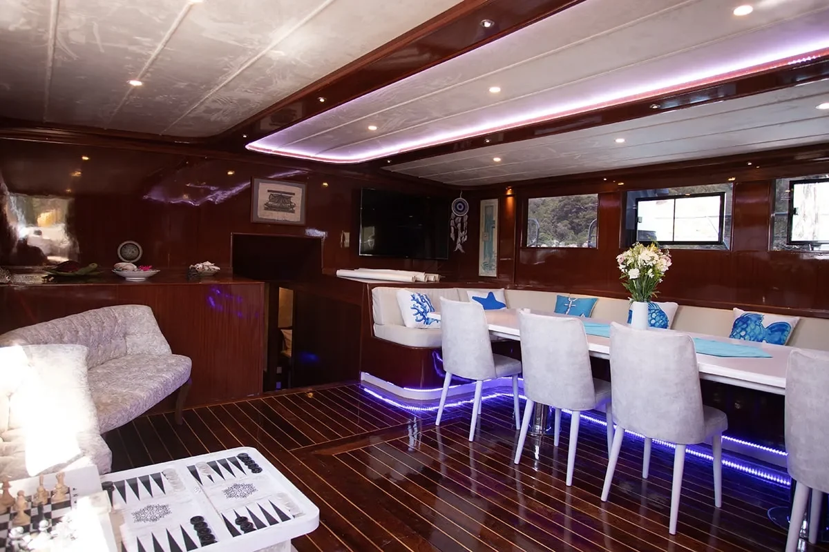 queen of rtt saloon 4.jpg