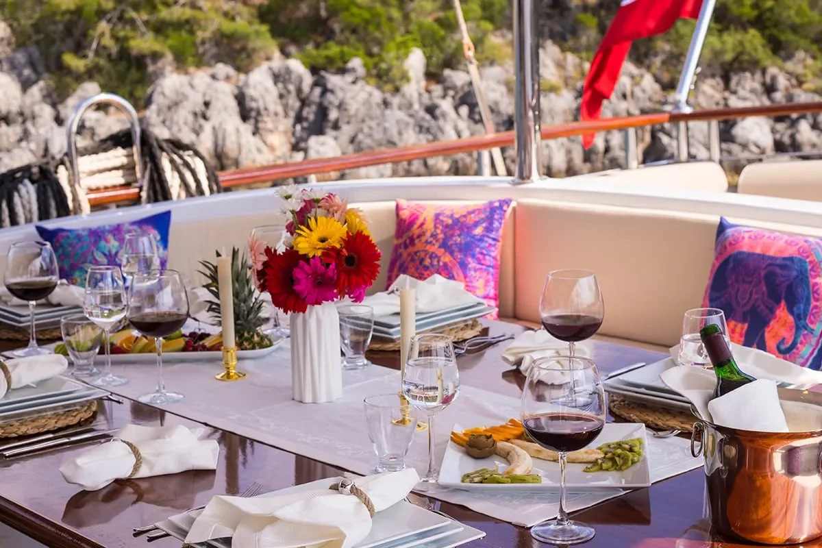 queen of rtt table decoration 2.jpg